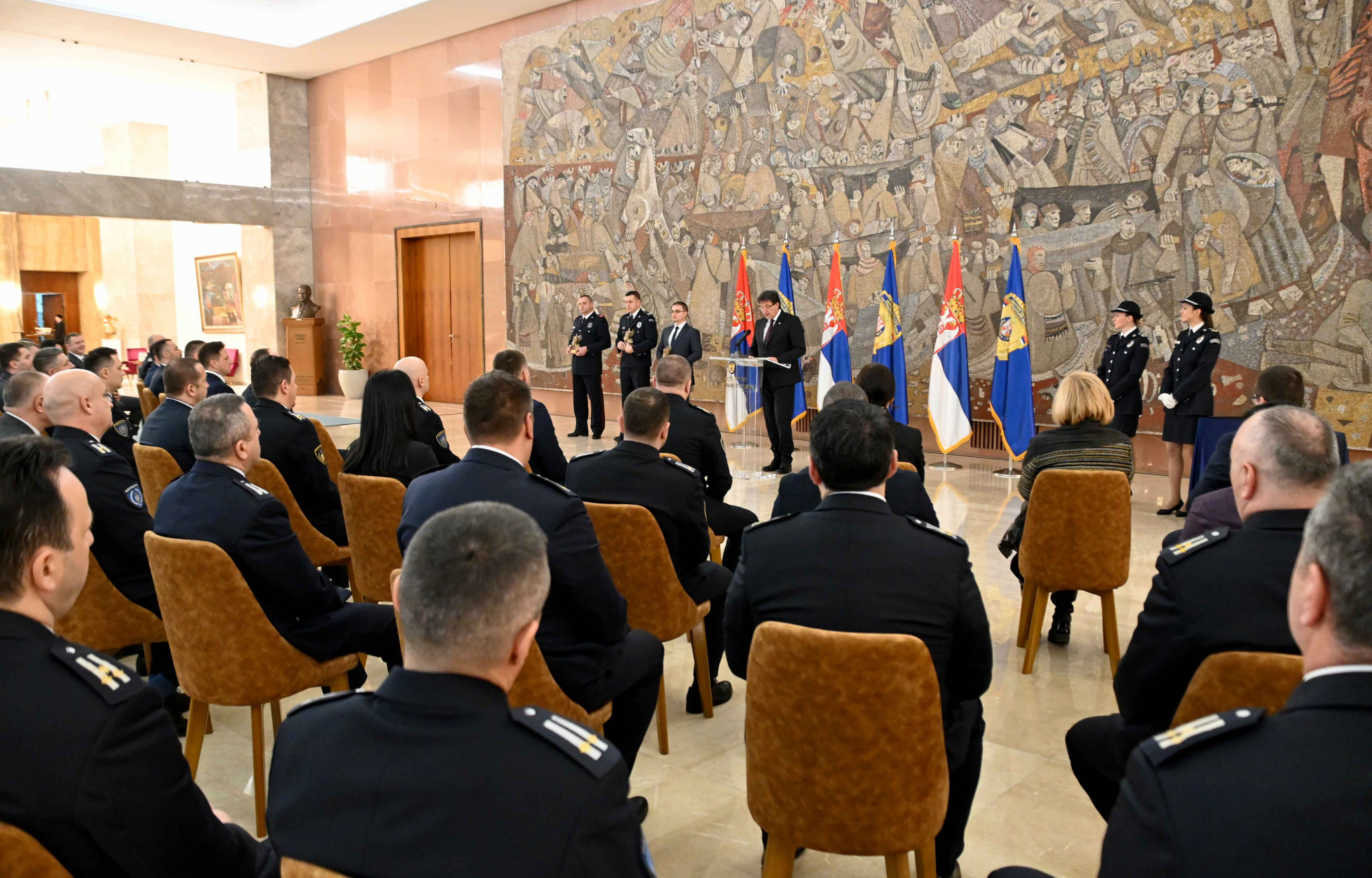 ZASLUŽENE NAGRADE Gašić uručio priznanja najhrabrijem i najposvećenijem policijskom službeniku