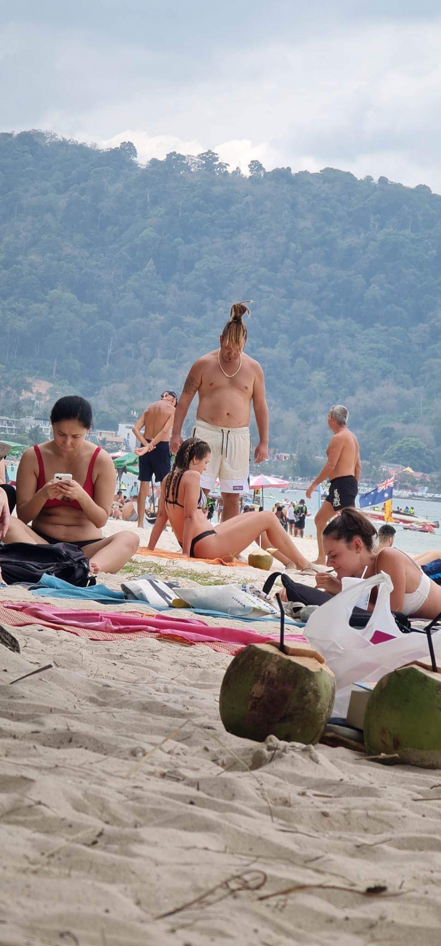 ALO! PAPARAZZO Rasta s devojkom uhvaćen na egzotičnoj destinaciji ONA SE LJUTI NA NJEGA DOK ON RADI OVO (FOTO)