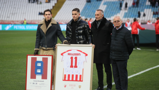 ZVEZDA IGRALA ZA MIHU Uramljeni dresovi Siniše Mihajlovića uručeni porodici čuvenog fudbalera