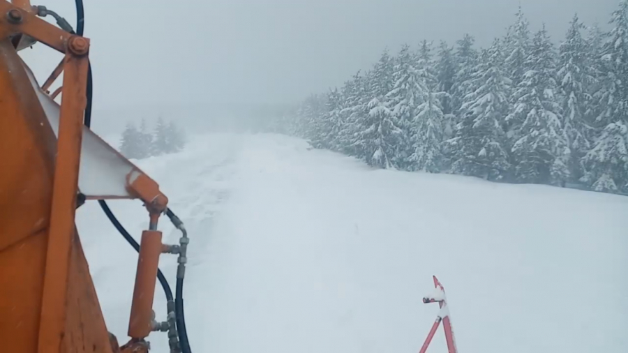 DECEMBAR U FEBRUARU Zbog jučerašnjeg nevremena otkazan početak skijaške sezone, stali vozovi, otežan saobraćaj: Preživeli smo olujni vetar, sad stižu ledeni dani