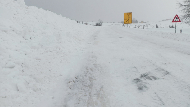 NA PEŠTERU NAPADALO POLA METRA SNEGA! Meštani muku muče sa snežnim nanosima, zima kod njih oštro zakucala!