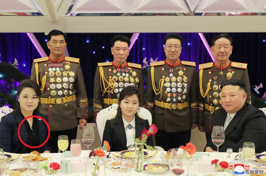 ONO KAD TE ŽENA BAŠ PODRŽAVA Bizaran modni detalj na supruzi Kim Džong Una šokirao je svet