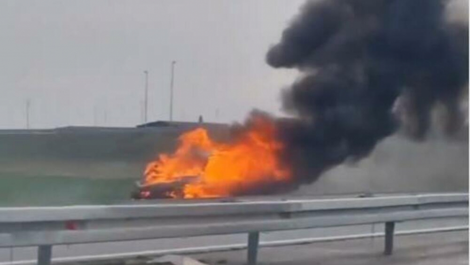 AUTOMOBIL U PLAMENU Vatra zahvatila čitavo vozilo na autoputu Beograd-Novi Sad (VIDEO)