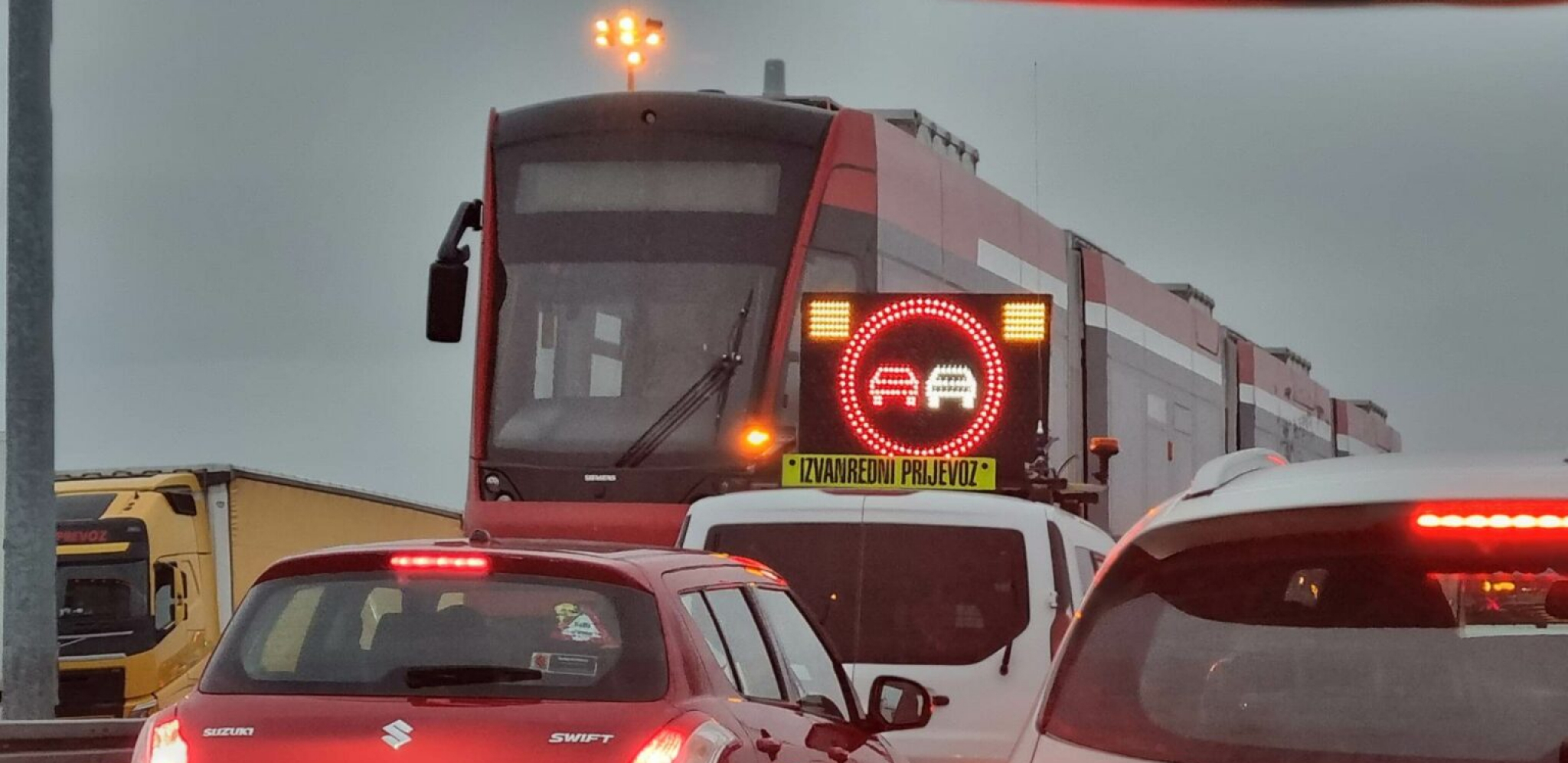 NEOČEKIVAN PRIZOR NA GRANICI! Ljudi čekali na ulazu u Hrvatsku, a onda je pored njih prošao tramvaj! (FOTO/VIDEO)