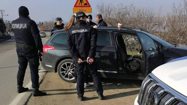 SPREMIO METAK PROTIV VUČIĆA NA DRŽAVNI PRAZNIK Pripadnik "Narodnih patrola" krenuo na miting naoružan do zuba, policija mu pronašla karabin sa optikom (FOTO/VIDEO)