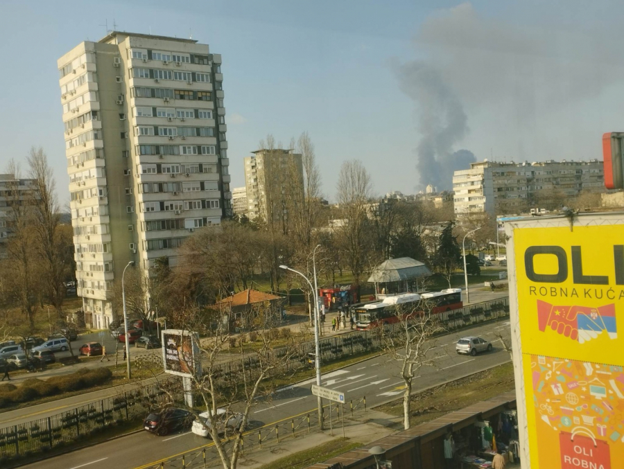 PRVE FOTOGRAFIJE I SNIMCI POŽARA NA GALENICI Gori Kemoimpex (FOTO/VIDEO)