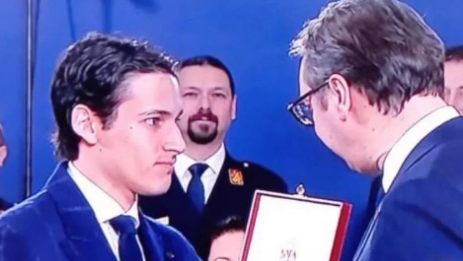 MIHINA SUPRUGA POSLALA JAKU PORUKU Objavila fotografiju sina sa ceremonije Dana državnosti Srbije uz moćne reči na srpskom (FOTO)