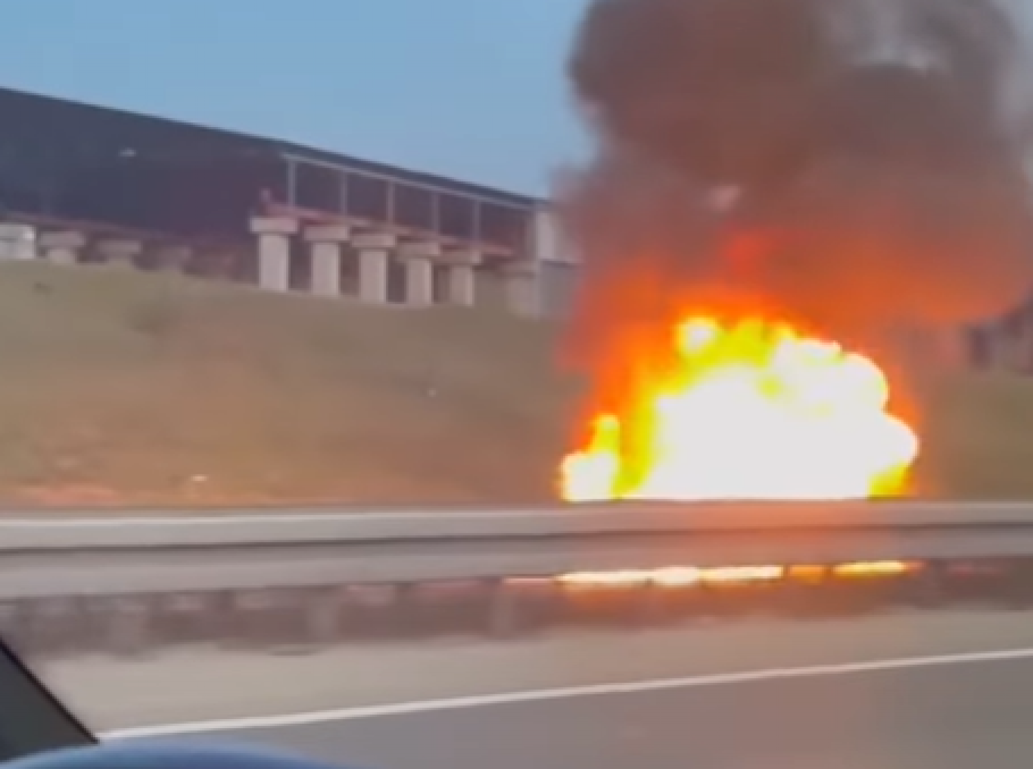 POŽAR NA AUTO-PUTU Vatra progutala automobil kod ''Laste'' (FOTO/VIDEO)