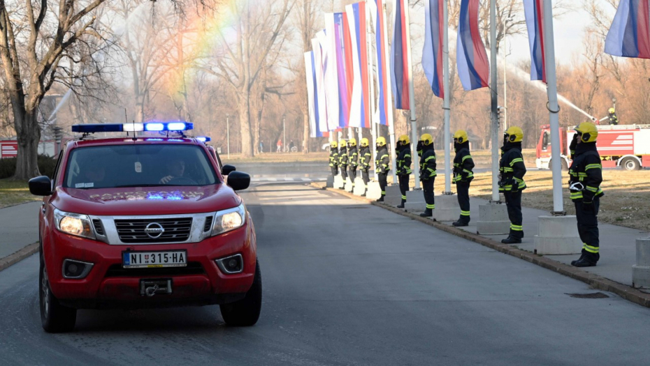 SVEČANI DOČEK ZA SRPSKE HEROJE Ministar Gašić poželeo dobrodošlicu kući spasilačkim timovima iz Turske (FOTO)