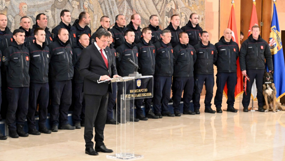 SVEČANI DOČEK ZA SRPSKE HEROJE Ministar Gašić poželeo dobrodošlicu kući spasilačkim timovima iz Turske (FOTO)