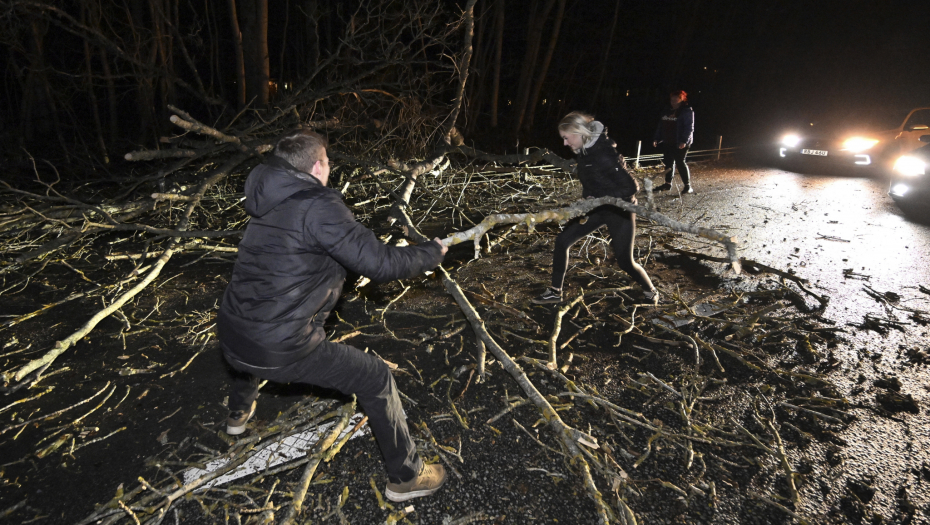 OLUJA OTO PARALISALA SKANDINAVIJU Udari vetra dostižu stravične brzine, građani strahuju da se srušiti zgrade! (FOTO)