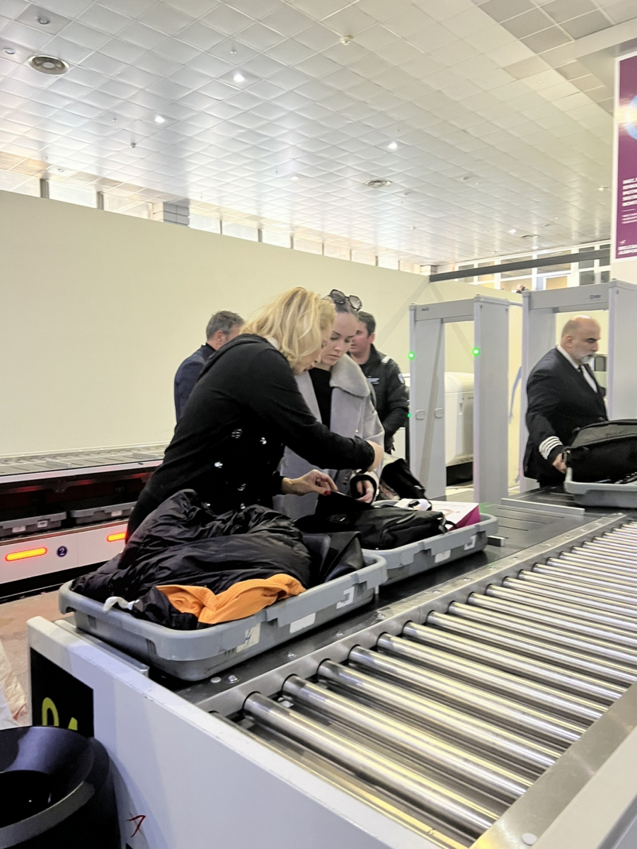 ALO! PAPARACO Lepa Brena kao sav normalan svet,  prošvercovala OVO na aerodromu (FOTO)