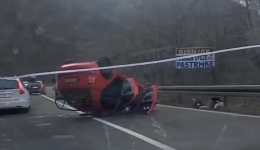 NESREĆA NA IBARSKOJ MAGISTRALI KOD KRALJEVA Automobil se prevrnuo na krov (FOTO/VIDEO)