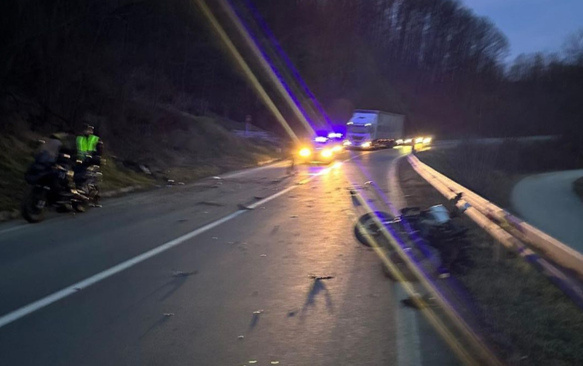 TRAGIČAN UDES KOD GORNJEG MILANOVCA Motociklista udario u drvo i preminuo na licu mesta (FOTO)