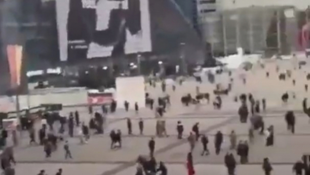 STRAVIČNE SCENE PANIKE U PARIZU Prijavljena eksplozija u tržnom centru, uplašeni gosti napravili stampedo, evo šta se zaista desilo (VIDEO)