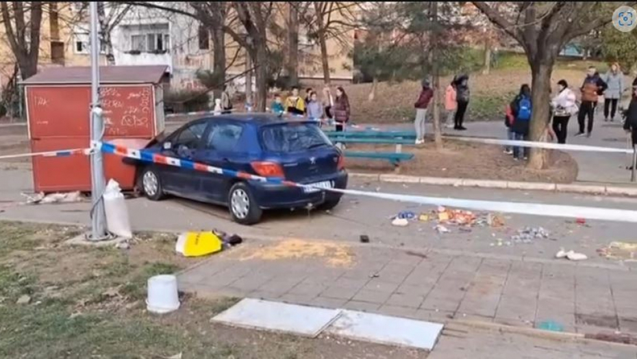 LJUDI SU VRIŠTALI I BEŽALI Kola uletela u park u Mirijevu, projurila pored majke s detetom! Za dlaku izbegnuta tragedija! (FOTO)