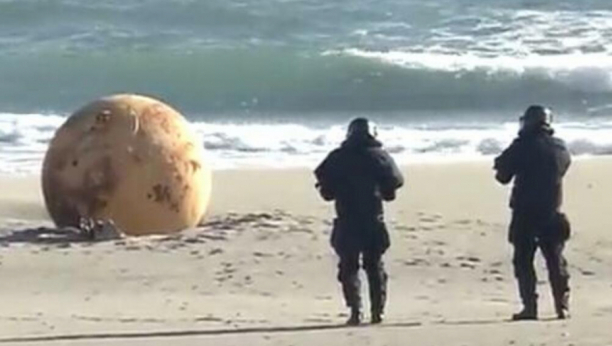 ŠTA SE OVO DEŠAVA Misteriozna kugla, nalik Mesecu pojavila se na plaži, niko ne sme da joj priđe