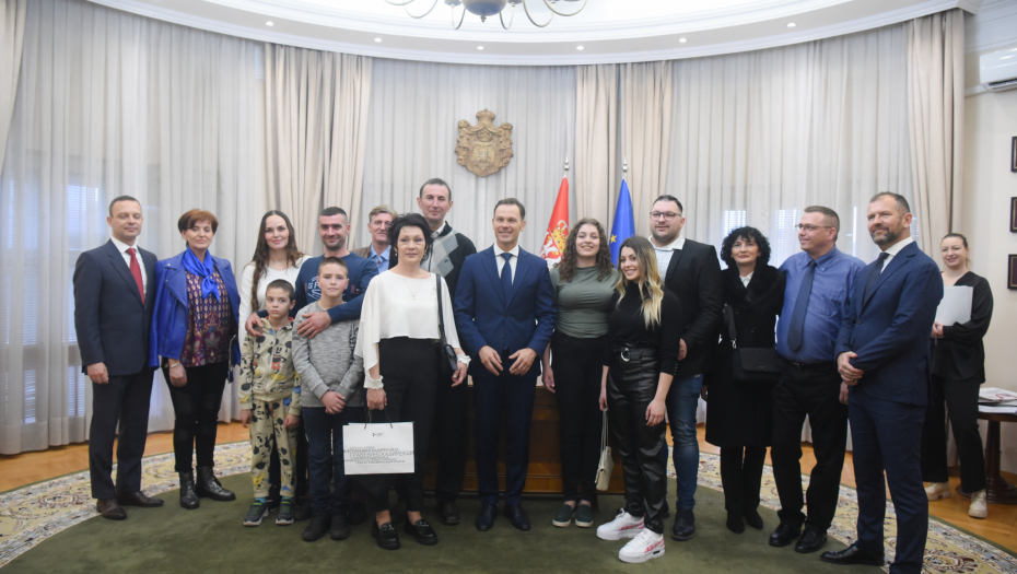 "I DALJE TRAJE ČESTITANJE" Mali potpisao ugovore o dodeli stanova iz nagradne igre "Uzmi račun i pobedi" (FOTO)