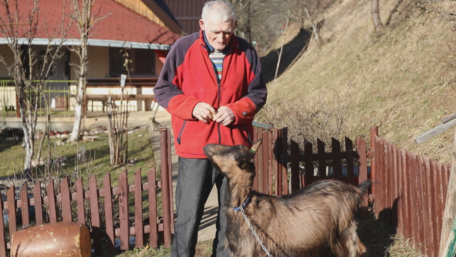 ON JE NAJSTARIJI INFLUENSER U SRBIJI Deda Vidomir "razbija" na Fejsbuku, ovo je tajna njegovog uspeha (FOTO)