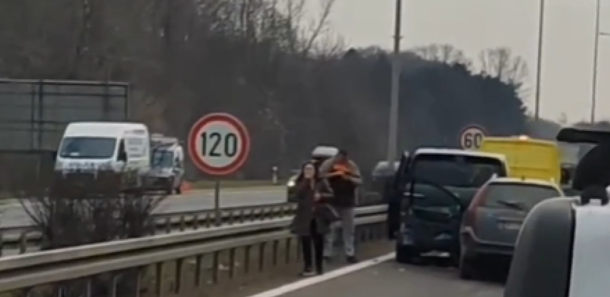 LANČANI SUDAR NA AUTO-PUTU KOD ZMAJA U najbržoj traci tri vozila se zakucala jedan u drugi (VIDEO)