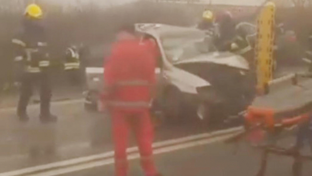 VATROGASCI SEKLI SMRSKANO VOZILO DA IZVUKU VOZAČA Lančani sudar četiri automobila kod Rušnja! (FOTO/VIDEO)