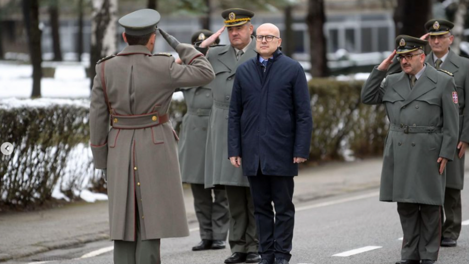 PREDSTAVLJENI REZERVNI OFICIRI GENERACIJE "SEPTEMBAR 2022" Vučević: Danas je pred nama generacija naslednika znanja slavnih vojskovođa i profesora Vojne akademije (FOTO)