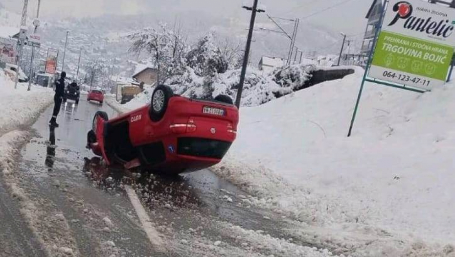 AUTOMOBIL ZAVRŠIO NA KROVU Nesreća u Priboju: Saobraćaj otežan (FOTO)