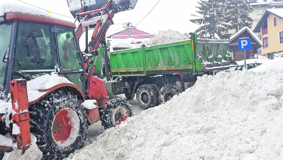 STOTINE LJUDI I DALJE BEZ STRUJE! Proboj do udaljenih planinskih sela u zapadnoj Srbiji