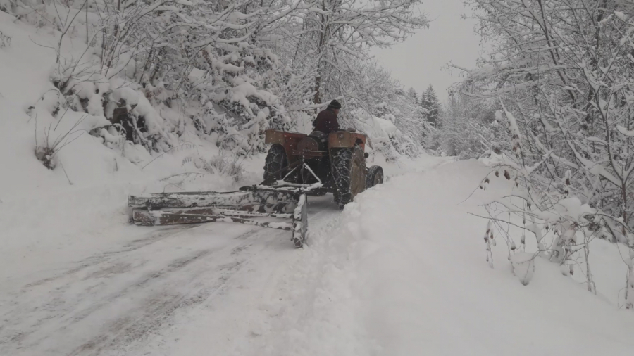 STOTINE LJUDI I DALJE BEZ STRUJE! Proboj do udaljenih planinskih sela u zapadnoj Srbiji