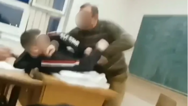 HAOS U SMEDEREVU! Profesor i đak se rvali u učionici zbog mobilnog telefona! U jednom trenutku ga bacio na sto!