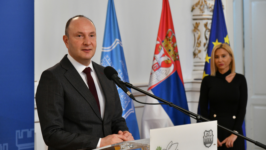 BEZBEDNOST GRAĐANA PRIORITET U RADU Gradonačelnik Đurić uručio zahvalnice novosadskim policajcima i vatrogascima (FOTO)