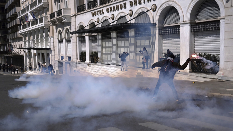 OPŠTI HAOS U ATINI! Opšta tuča demonstranata i policije na protestu zbog železničke nesreće!