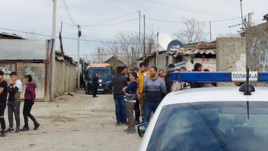 RODITELJI I ROĐACI SKAKALI NA KABINU Detalji užasa na Karaburmi: Cisterna pregazila devojčicu (FOTO/VIDEO)