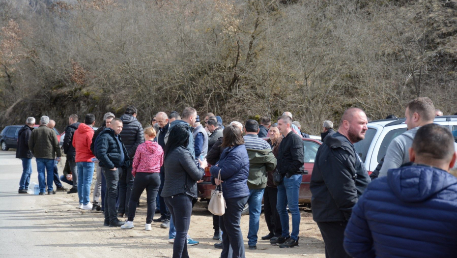 PROTEST SRBA U JOŠANICI Traže da se povuku specijalci koji svakodnevno predstavljaju opasnost po njih (FOTO)