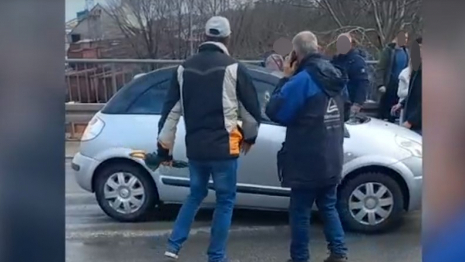 NEMILE SCENE U ŠAPCU Tokom blokade mlekara udarili vozača i oštetili vozilo (FOTO/VIDEO)