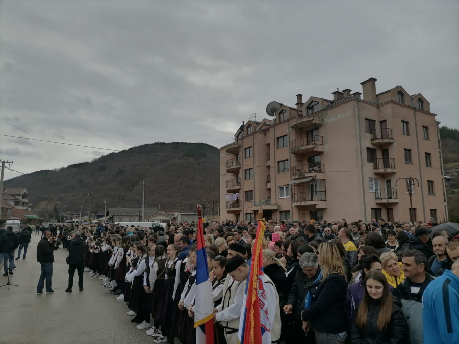 TRGOVIŠTE SAČEKALO PREDSEDNIKA Okupilo se više od 2.000 ljudi (FOTO/VIDEO)