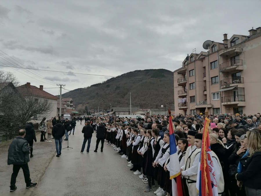 TRGOVIŠTE SAČEKALO PREDSEDNIKA Okupilo se više od 2.000 ljudi (FOTO/VIDEO)