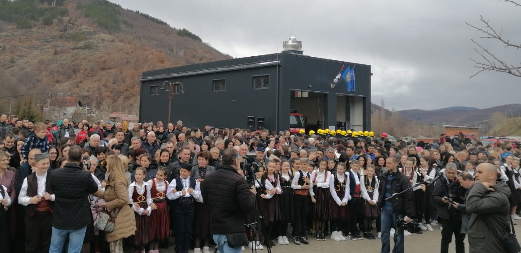 TRGOVIŠTE SAČEKALO PREDSEDNIKA Okupilo se više od 2.000 ljudi (FOTO/VIDEO)