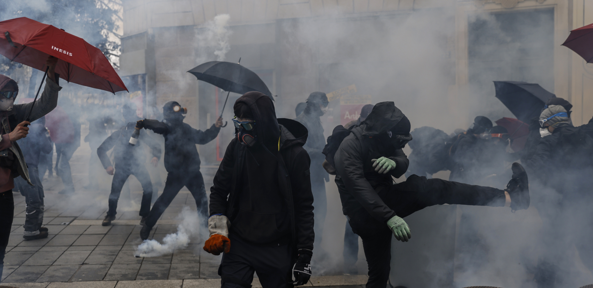 ŽESTOK SUKOB POLICIJE I DEMONSTANATA Pogledajte ove nemile scene na ulicama Pariza (FOTO)