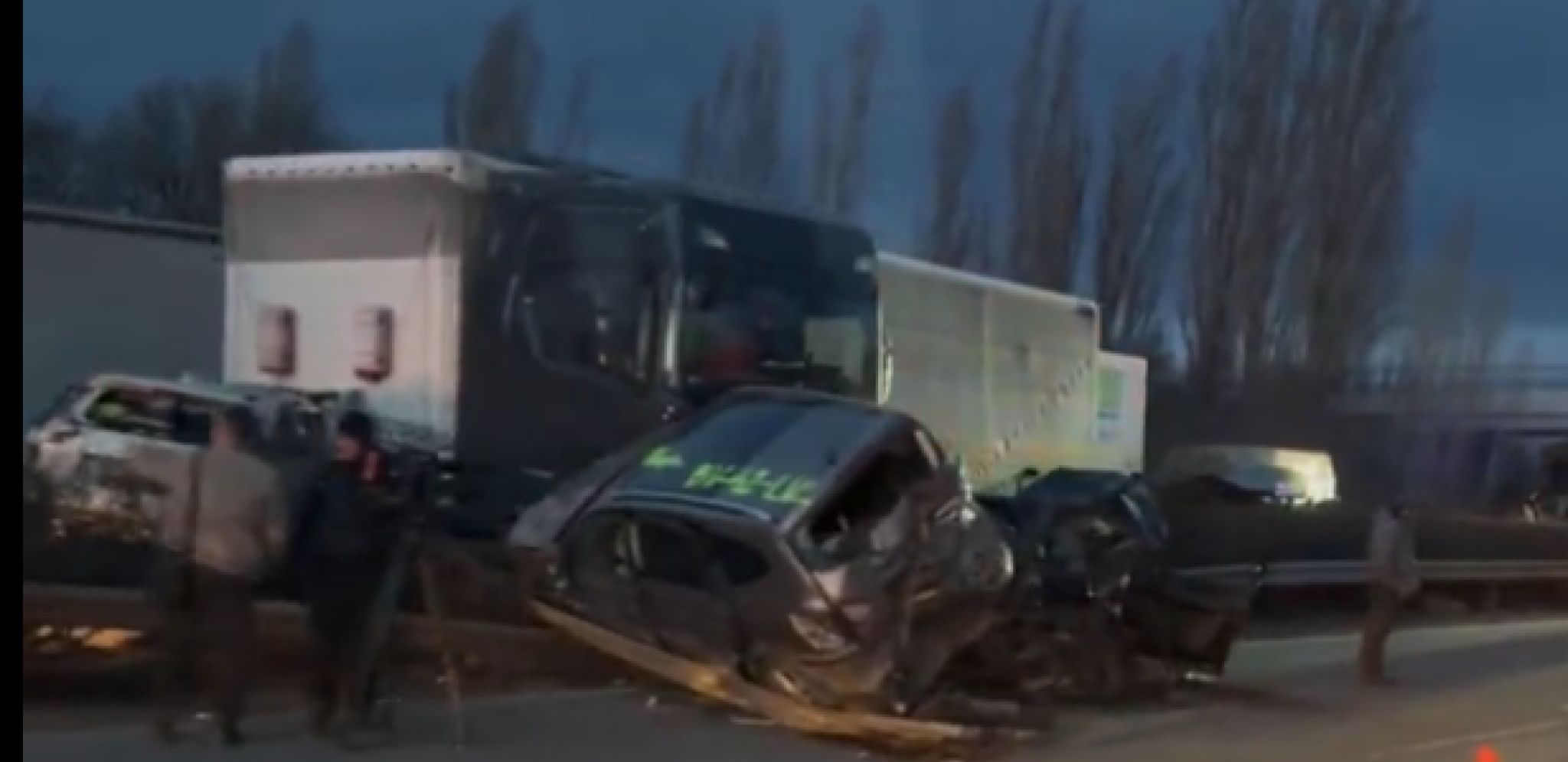 POJAVIO SE SNIMAK PAKLENE NESREĆE U MAĐARSKOJ Zgužvana i ugljenisana vozila rasuta su po svuda po putu (VIDEO)