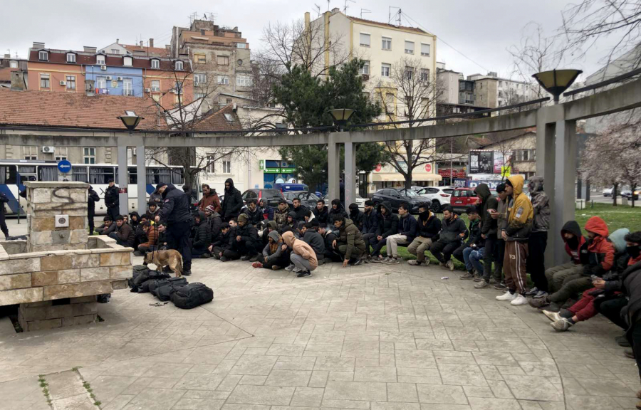 U GAĆAMA UHAPŠENO 12 KRIJUMČARA MIGRANATA Unovčili šverc 178 stranaca preko granice