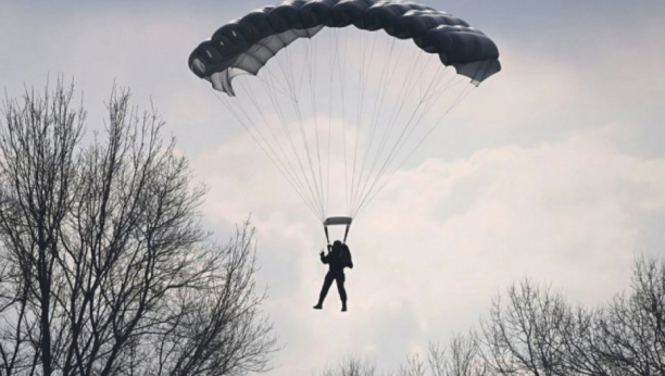 NEVEROVATNA PRIČA: Padobranci su otkrili i evakuisali zarobljeni američki oklopni transporter (VIDEO)