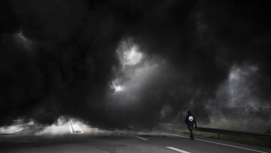 FRANCUZI PALE POLICIJSKE AUTOMOBILE! Francuska u plamenu, protesti na ivici građanskog rata!