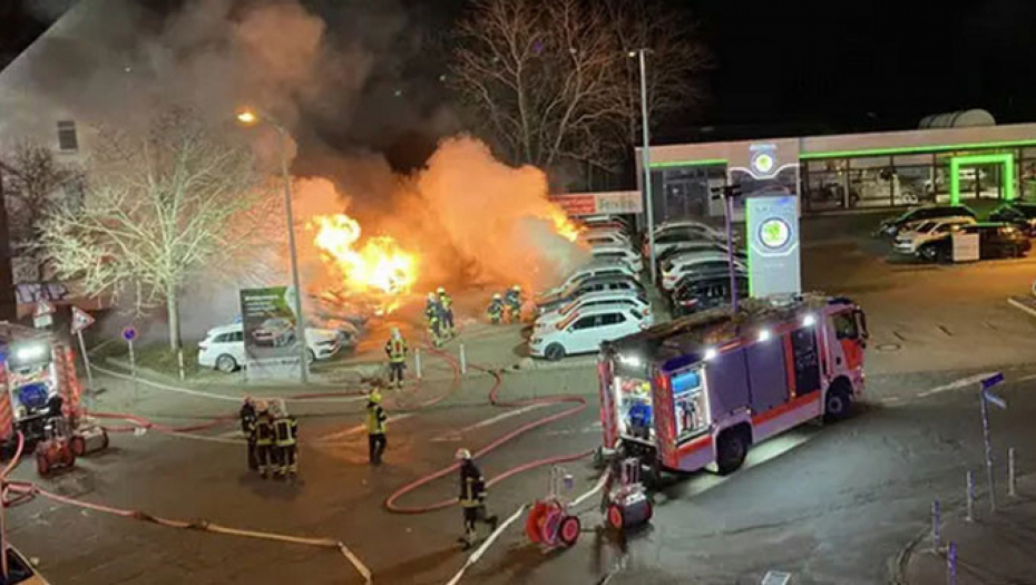 ZAPALJEN SALON AUTOMOBILA U NEMAČKOJ!