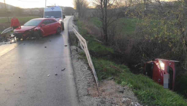 TEŠKA NESREĆA KOD ARANĐELOVCA Sve se odigralo munjevitom brzinom, od siline udara auto završio u kanalu (FOTO)