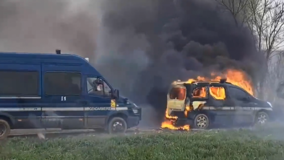 REČ "RAT" JE IZGOVORENA: Sukob 3200 policajaca sa demonstrantima!