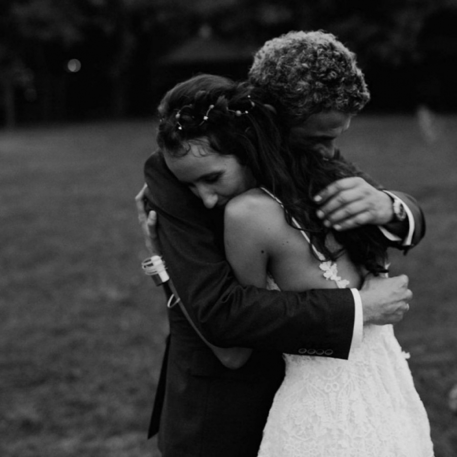 IZA OSMEHA KRILA SE TUGA Jedina fotka sa venčanje Milice i Nebojša Glogovca slama srce, a evo kakav je zapravo bio njihov odnos! (FOTO)