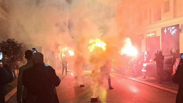 LIJTE KIŠE HLADNE VODE, MILO ODE, MILO ODE...Vatromet, trobojke, bakljada - GORI Crna Gora (VIDEO)