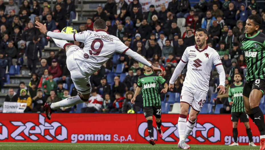 SRBIN BAŠ NIJE IMAO SREĆE Radonjić pogodio prečku, pa mu poništen gol, Torinu bod protiv Sasuola