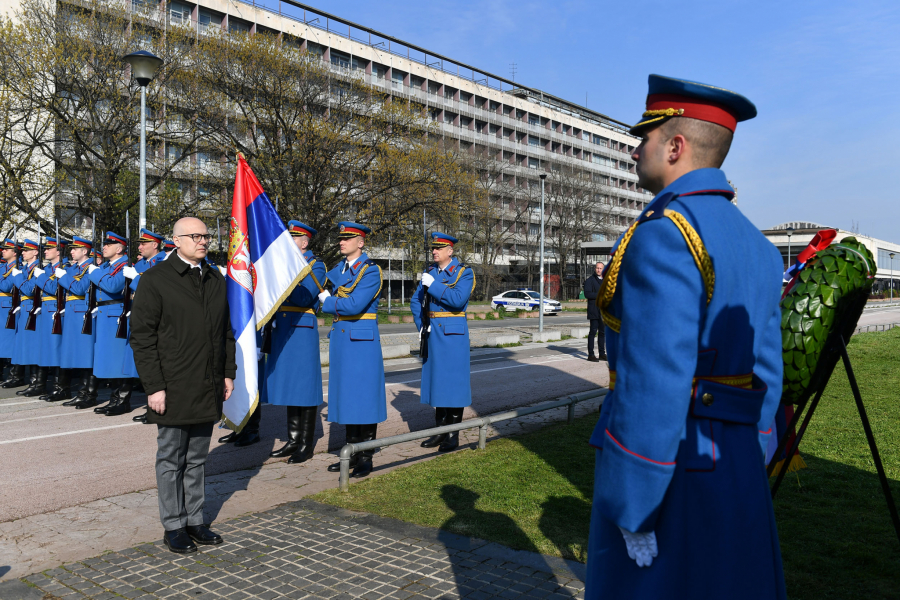 VUČEVIĆ POLOŽIO VENAC NA SPOMENIK PILOTIMA BRANIOCIMA BEOGRADA: Danas Srbija stoji uspravno, ne stideći se svoje istorije, ne stideći se onih koji su bili najhrabriji među nama